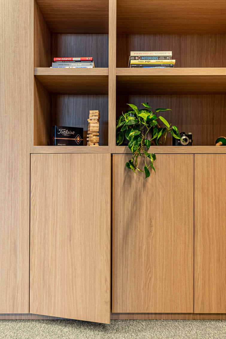 With its oak touch and feel, Master Oak is a perfect alternative to veneer